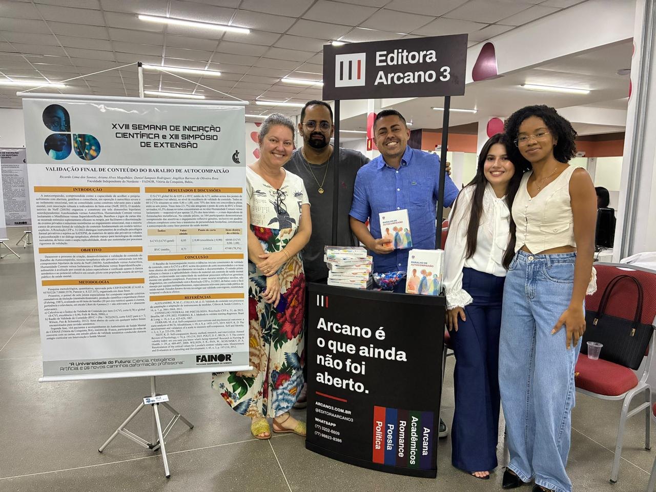 Grupo ao lado do estande da Editora Arcano 3 no lançamento do Baralho de Autocompaixão